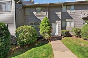 128 Conestoga Way in Glastonbury, CT - Building Photo