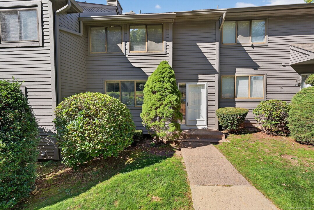 128 Conestoga Way in Glastonbury, CT - Building Photo