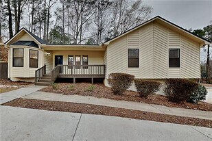 647 Sunshine Trce NW in Acworth, GA - Building Photo