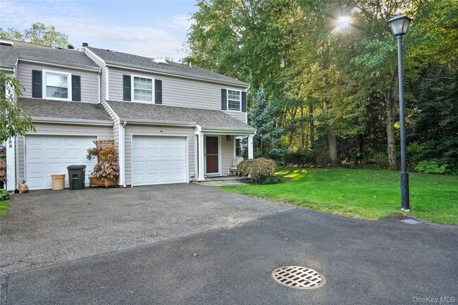 133 Boathouse Ln in Bay Shore, NY - Building Photo - Building Photo