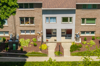 Woodspoint Townhomes in Louisville, KY - Building Photo - Building Photo