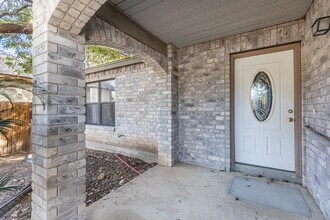 7910 Lattimer Pond in San Antonio, TX - Building Photo - Building Photo
