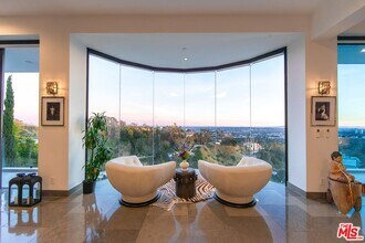 9374 Beverlycrest Dr in Beverly Hills, CA - Foto de edificio - Building Photo