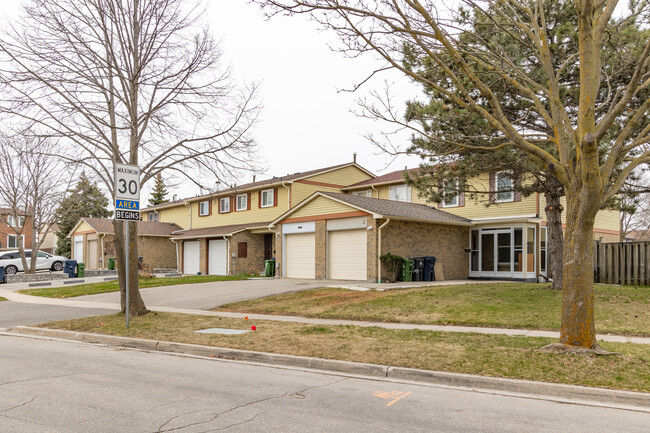 7 Truro Cres in Toronto, ON - Building Photo - Building Photo