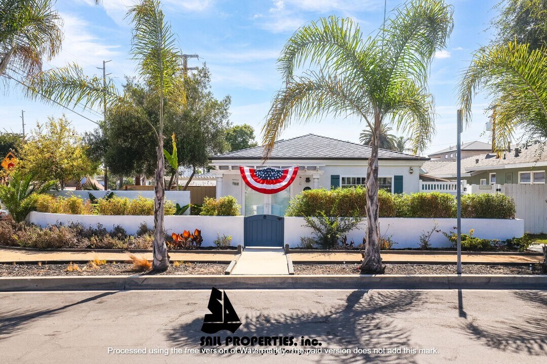 402 Indianapolis Ave in Huntington Beach, CA - Building Photo