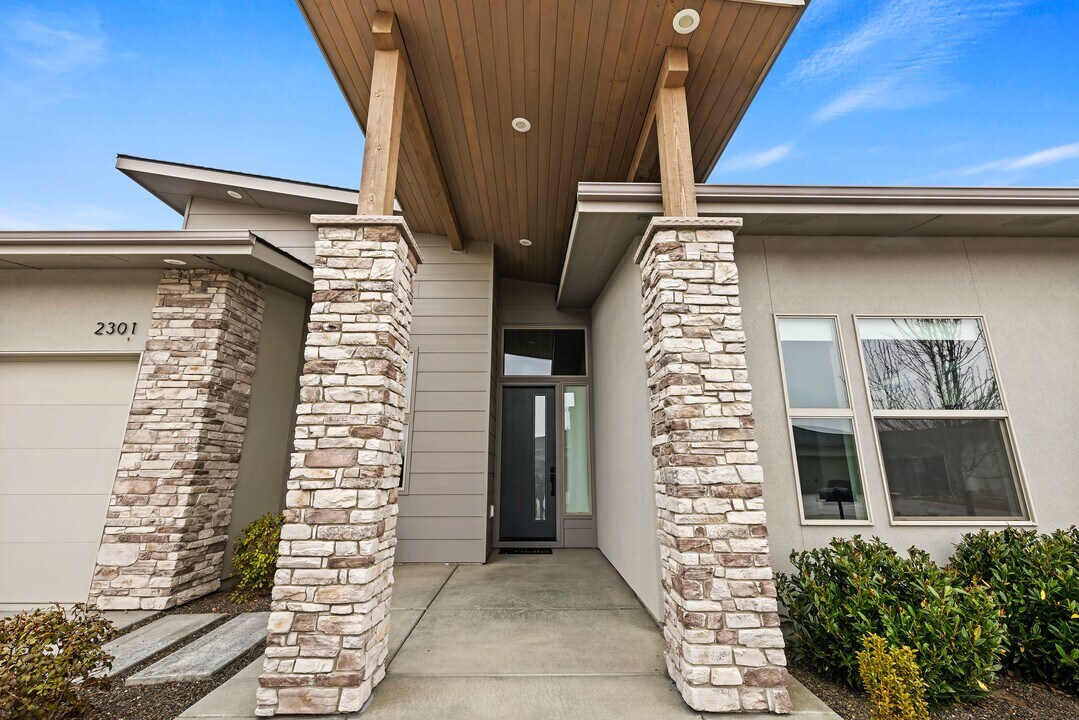 2301 S Rolling Hills Ave in Meridian, ID - Building Photo