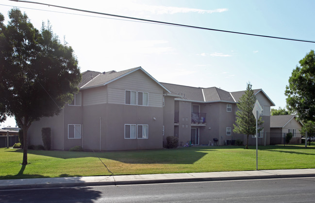 College Park Apartments in Dinuba, CA - Building Photo - Building Photo