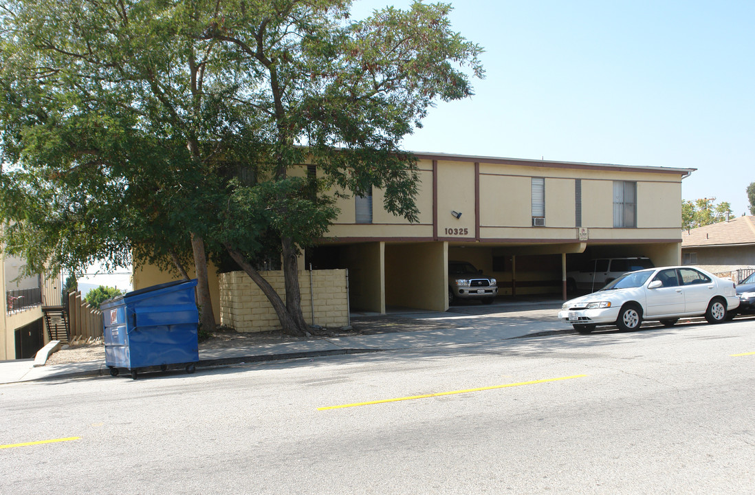 10325 Commerce Ave in Tujunga, CA - Building Photo