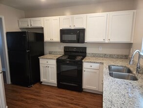 210-212 Woodcrest Cir in Warner Robins, GA - Building Photo - Building Photo