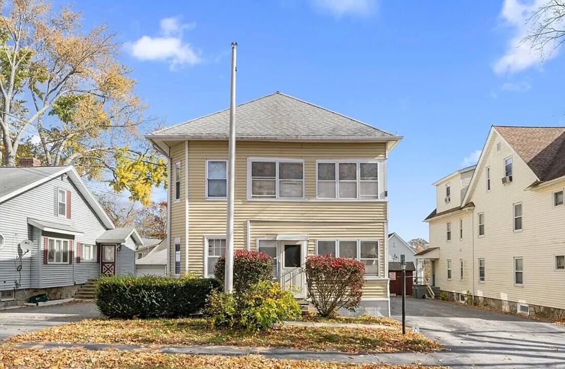 10 Victor Ave, Unit Apartment #2 in Worcester, MA - Foto de edificio