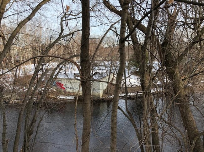 65 Log St, Unit 2K in Manchester, NH - Foto de edificio - Building Photo