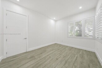 5720 SW 24th St in Miami, FL - Building Photo - Building Photo