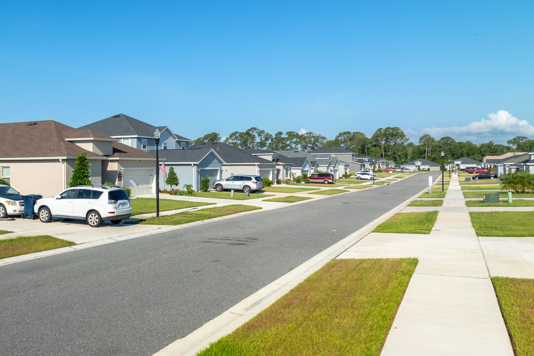 Auburn Cove in Polk City, FL - Foto de edificio