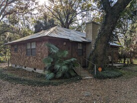 129 Hindman Ln in Brunswick, GA - Building Photo