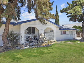 10024 Greenacres Dr in Bakersfield, CA - Foto de edificio - Building Photo