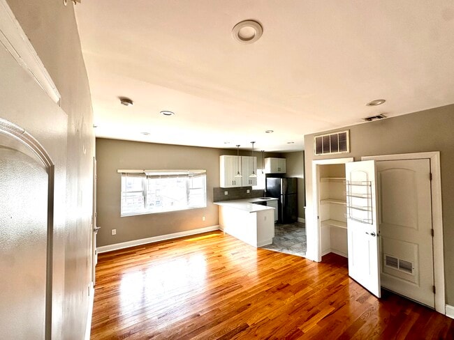 384 Fairview Ave, Unit 2nd FL