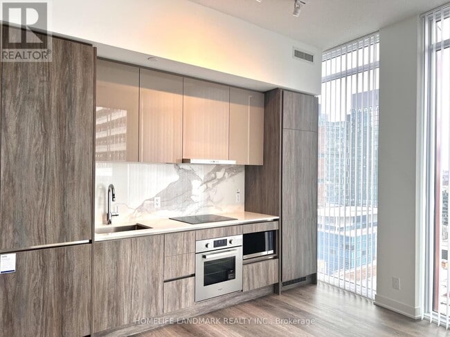 180 Front St E in Toronto, ON - Building Photo - Building Photo