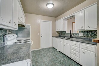 715 Century Dr in Moore, OK - Building Photo - Building Photo