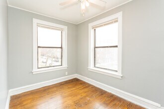 6949 S Paxton Ave in Chicago, IL - Building Photo - Building Photo