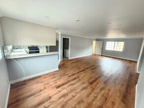 21217 De la Guerra St, Unit B in Woodland Hills, CA - Building Photo - Building Photo