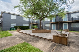 Courtyard Estates in Beaumont, TX - Foto de edificio - Building Photo