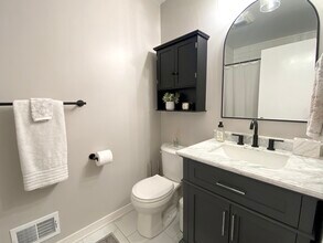 9811 Rich Rd in Bloomington, MN - Foto de edificio - Building Photo