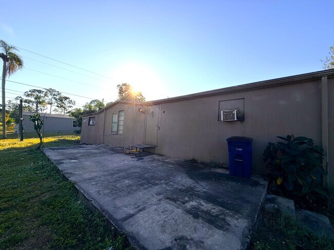 8115 Tolles Dr in North Fort Myers, FL - Building Photo - Building Photo