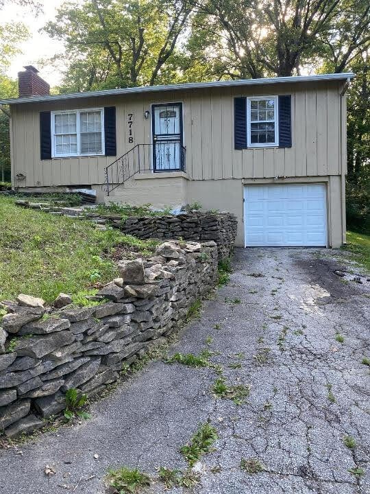 7718 James A Reed Rd in Kansas City, MO - Building Photo