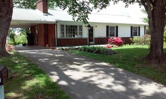 5680 Meadowcrest St in Hollins, VA - Building Photo