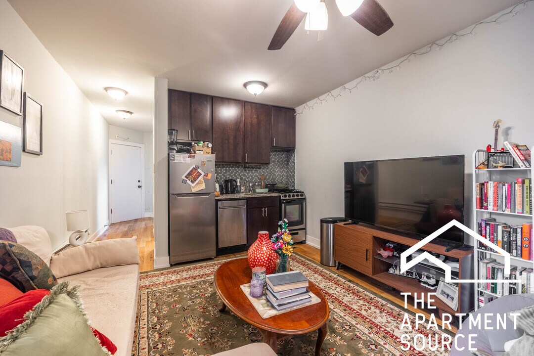 809 W Cornelia Ave, Unit 209 in Chicago, IL - Foto de edificio