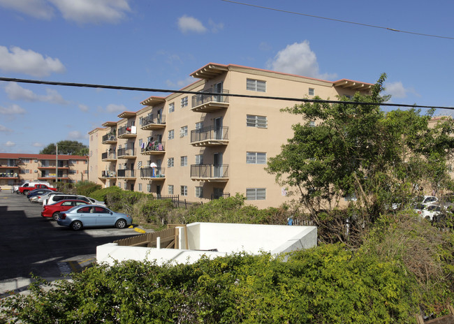 Gold King II Apartments in North Miami, FL - Foto de edificio - Building Photo