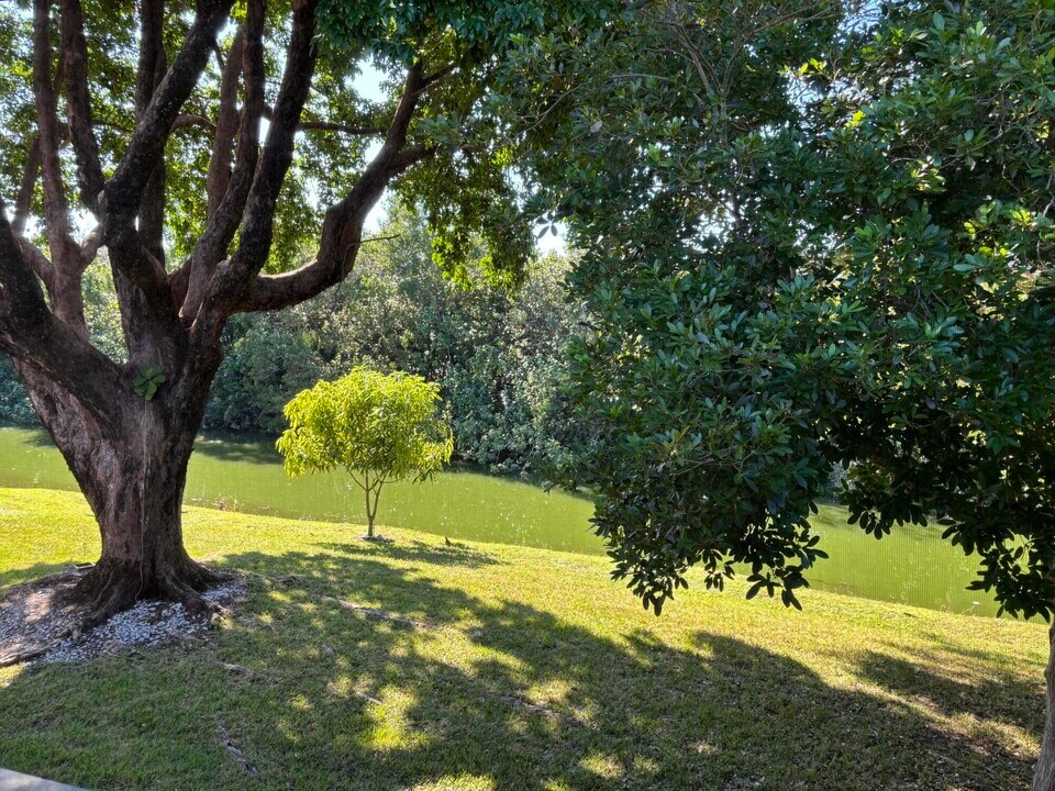 87 Windsor D in West Palm Beach, FL - Building Photo