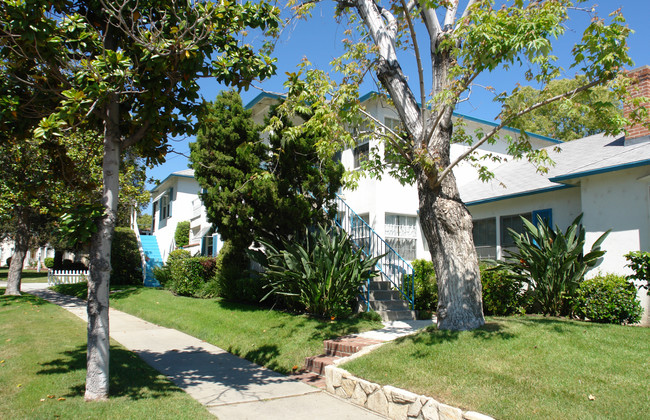 1102 Idlewood Rd in Glendale, CA - Foto de edificio - Building Photo