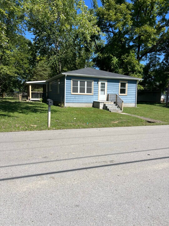 1106 W York Rd in Austin, IN - Building Photo
