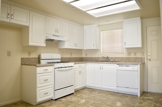 Desert Hacienda Apartments Phase II in Hesperia, CA - Foto de edificio - Building Photo