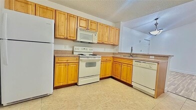 10135 W Sunrise Blvd, Unit 304 in Plantation, FL - Building Photo - Building Photo