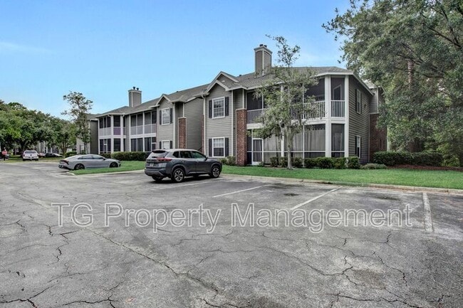 10000 Gate Pkwy N in Jacksonville, FL - Building Photo - Building Photo