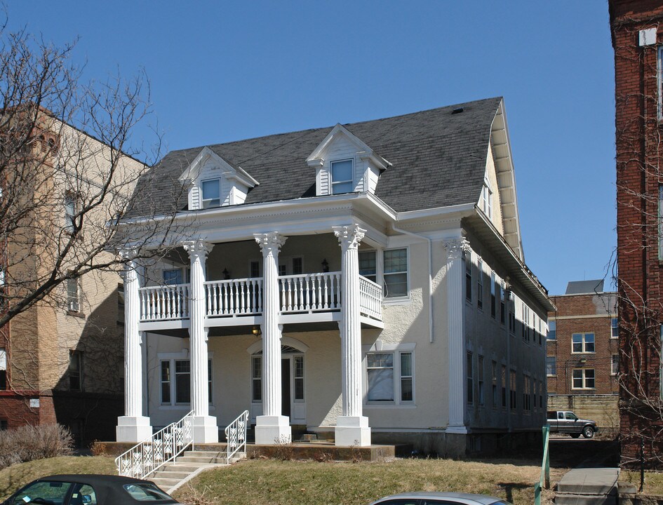 2433 Emerson Ave S in Minneapolis, MN - Foto de edificio