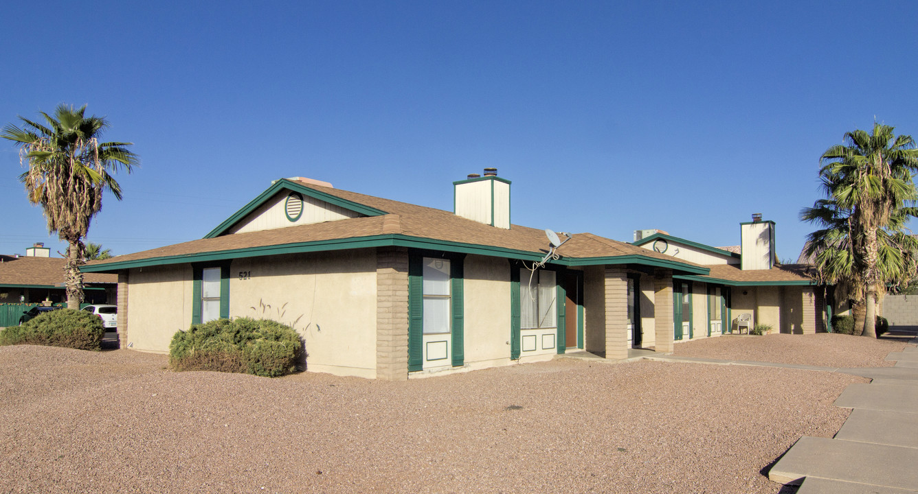 521 N 64th Pl in Mesa, AZ - Foto de edificio