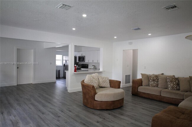 181 NE 121st St in North Miami, FL - Building Photo - Building Photo