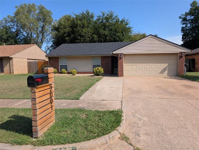 2001 Oakhollow Dr in Norman, OK - Building Photo - Building Photo