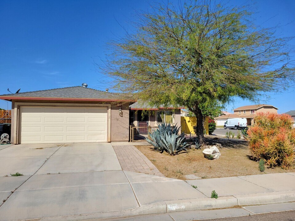 1099 Walnut St in Brawley, CA - Building Photo