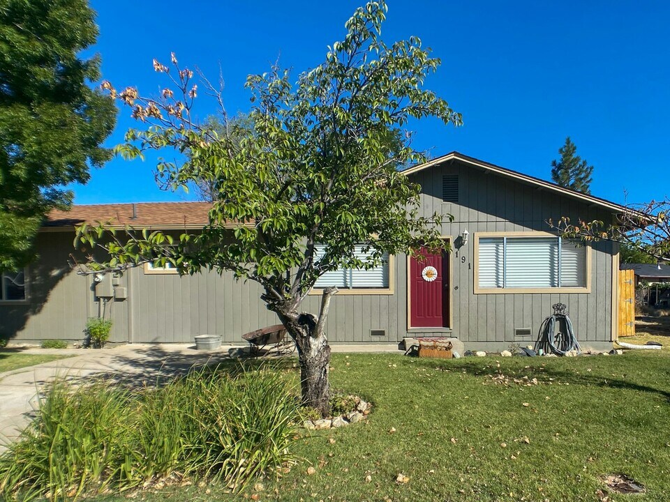 191 N 5th St in Montague, CA - Building Photo
