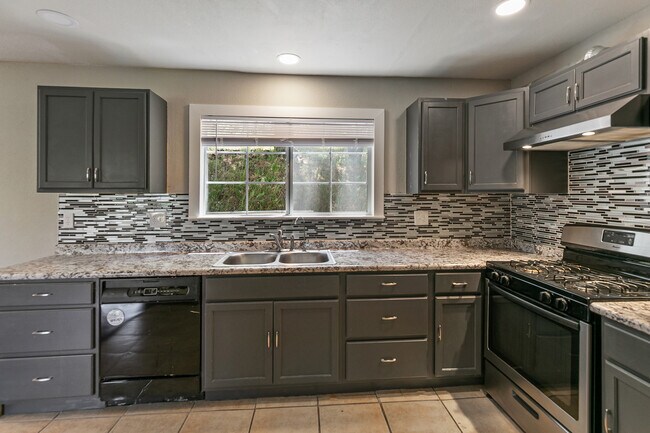 1292 Aleutian Dr in Lake Arrowhead, CA - Building Photo - Building Photo