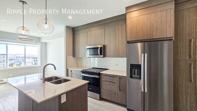 111 Wolf Creek Dr SE in Calgary, AB - Building Photo - Building Photo