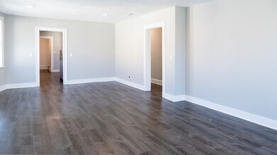 268 Brown St, Unit 268 Brown Street Waltham in Waltham, MA - Foto de edificio - Building Photo