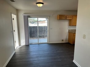 110 E Lang St in Hanford, CA - Building Photo - Building Photo