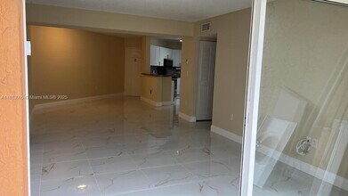 6284 NW 186th St in Hialeah, FL - Building Photo - Building Photo
