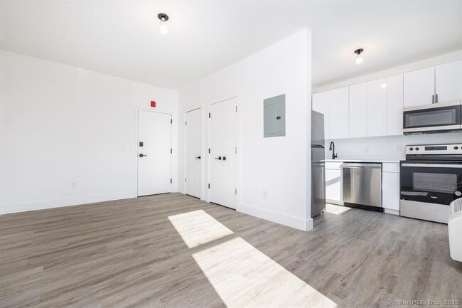 1252 Main St in East Hartford, CT - Building Photo - Building Photo