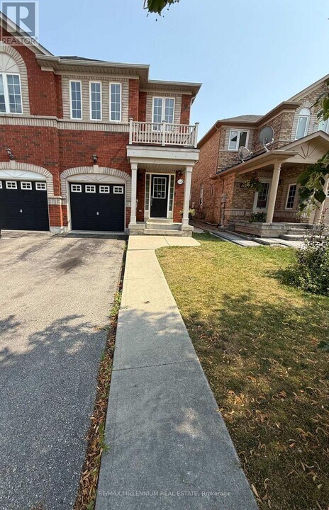 1128 Houston Dr in Milton, ON - Building Photo